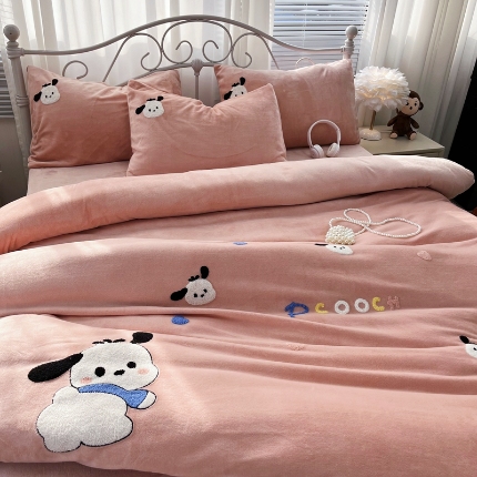 91家纺网 家纺一手货源 找家纺 （总）逸林家纺《原希尔顿逸林》 2024新款牛奶绒毛巾绣四件套加厚立体卡通牛奶绒四件套