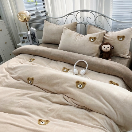 91家纺网 家纺一手货源 找家纺 （总）逸林家纺《原希尔顿逸林》 2024新款牛奶绒毛巾绣四件套加厚立体卡通牛奶绒四件套