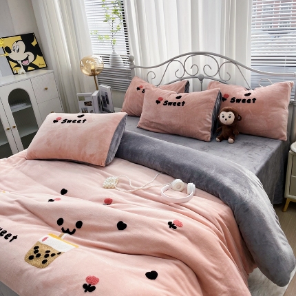 91家纺网 家纺一手货源 找家纺 （总）逸林家纺《原希尔顿逸林》 2024新款牛奶绒毛巾绣四件套加厚立体卡通牛奶绒四件套
