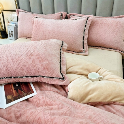 91家纺网 家纺一手货源 找家纺 （总）逸林家纺《原希尔顿逸林》 2024新款牛奶绒雕花压线款四件套