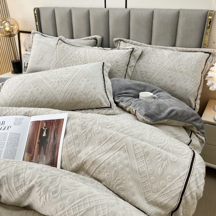 91家纺网 家纺一手货源 找家纺 （总）逸林家纺《原希尔顿逸林》 2024新款牛奶绒雕花压线款四件套