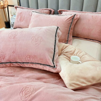 91家纺网 家纺一手货源 找家纺 （总）逸林家纺《原希尔顿逸林》 2024新款牛奶绒雕花压线款四件套