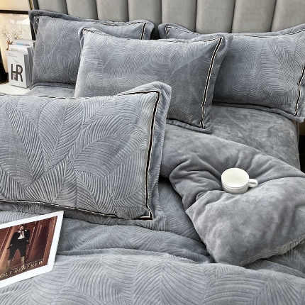 91家纺网 家纺一手货源 找家纺 （总）逸林家纺《原希尔顿逸林》 2024新款牛奶绒雕花压线款四件套