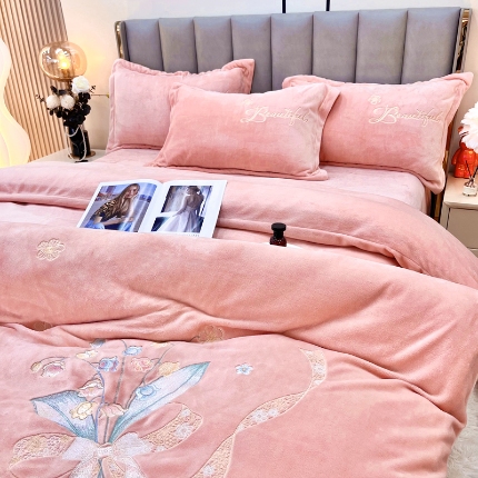 91家纺网 家纺一手货源 找家纺 （总）逸林家纺《原希尔顿逸林》 2024新款牛奶绒绣花四件套-铃兰系列