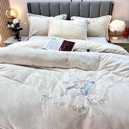 91家纺网 家纺一手货源 找家纺 （总）逸林家纺《原希尔顿逸林》 2024新款牛奶绒绣花四件套-铃兰系列