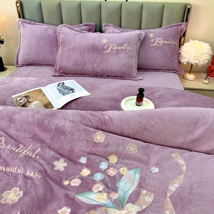 91家纺网 家纺一手货源 找家纺 （总）逸林家纺《原希尔顿逸林》 2024新款牛奶绒绣花四件套-铃兰系列