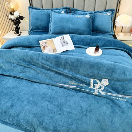 91家纺网 家纺一手货源 找家纺 （总）逸林家纺《原希尔顿逸林》 2024新款牛奶绒绣花四件套-可可系列