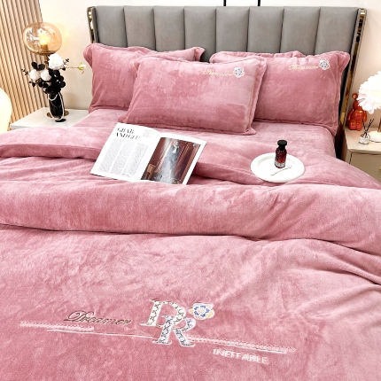 91家纺网 家纺一手货源 找家纺 （总）逸林家纺《原希尔顿逸林》 2024新款牛奶绒绣花四件套-可可系列