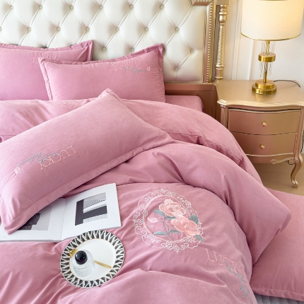 91家纺网 家纺一手货源 找家纺 （总）逸林家纺《原希尔顿逸林》 2024新款斜纹磨毛四件套水洗斜纹棉蛋白棉绣花四件套 爱丽丝系列