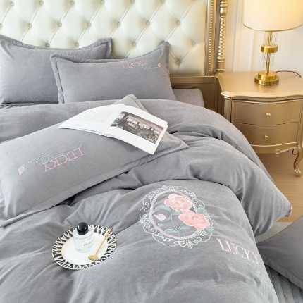 91家纺网 家纺一手货源 找家纺 （总）逸林家纺《原希尔顿逸林》 2024新款斜纹磨毛四件套水洗斜纹棉蛋白棉绣花四件套 爱丽丝系列