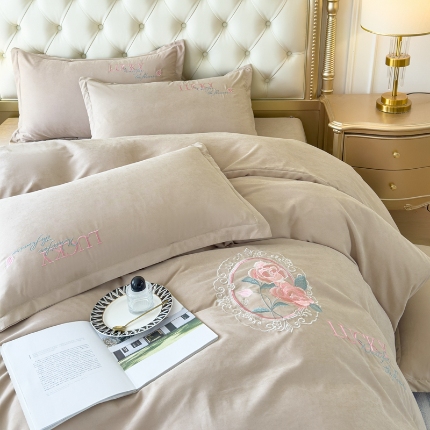 91家纺网 家纺一手货源 找家纺 （总）逸林家纺《原希尔顿逸林》 2024新款斜纹磨毛四件套水洗斜纹棉蛋白棉绣花四件套 爱丽丝系列