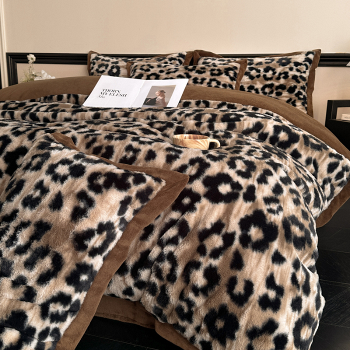 91家纺网 家纺一手货源 找家纺 绒世界 2024秋冬新款丹麦绒宽边牛奶绒四件套 宽边兔绒-豹纹咖