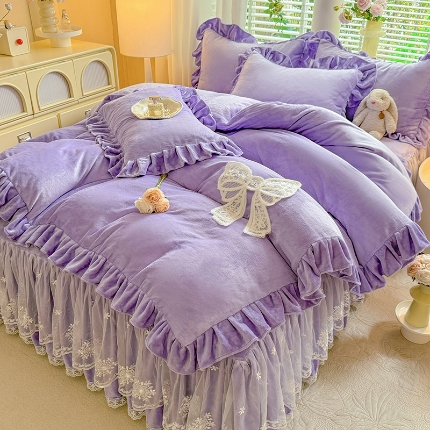 91家纺网 家纺一手货源 找家纺 （总）漫布云2025秋冬新品230g全消光韩版花边牛奶绒床裙款四件套刺绣蕾丝花边床罩款四件套