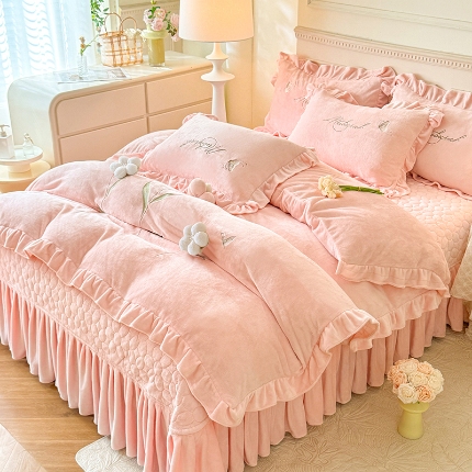 91家纺网 家纺一手货源 找家纺 （总）漫布云2025秋冬新款230g立体花朵全消光牛奶绒床盖四件套11斤重加厚婴儿绒法莱绒床裙款床盖款四件套