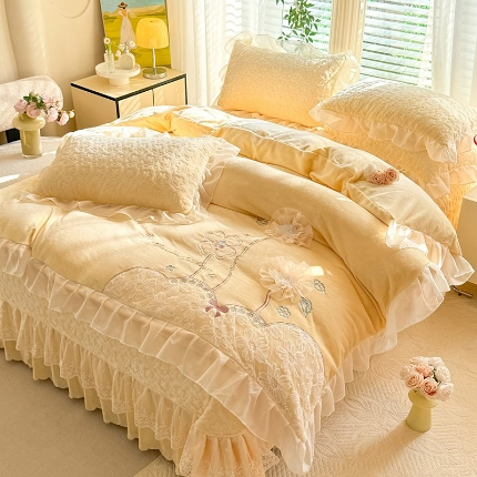 91家纺网 家纺一手货源 找家纺 （总）漫布云2026秋冬新款230g全消光牛奶绒夹棉单床盖纯色蕾丝花边刺绣床裙款床盖法莱绒婴儿绒金貂绒床盖