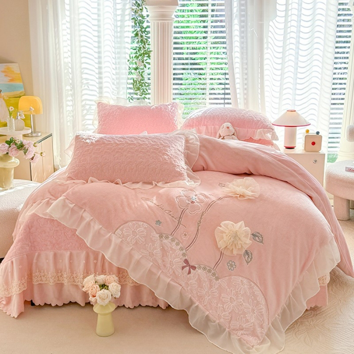 91家纺网 家纺一手货源 找家纺 （总）漫布云2026秋冬新款230g全消光牛奶绒夹棉单床盖纯色蕾丝花边刺绣床裙款床盖法莱绒婴儿绒金貂绒床盖