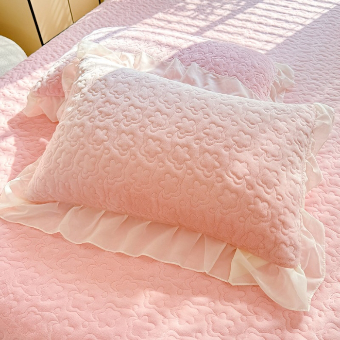 91家纺网 家纺一手货源 找家纺 （总）漫布云2026秋冬新款230g全消光牛奶绒夹棉单床盖纯色蕾丝花边刺绣床裙款床盖法莱绒婴儿绒金貂绒床盖