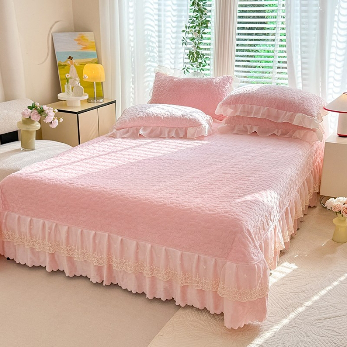 91家纺网 家纺一手货源 找家纺 （总）漫布云2026秋冬新款230g全消光牛奶绒夹棉单床盖纯色蕾丝花边刺绣床裙款床盖法莱绒婴儿绒金貂绒床盖