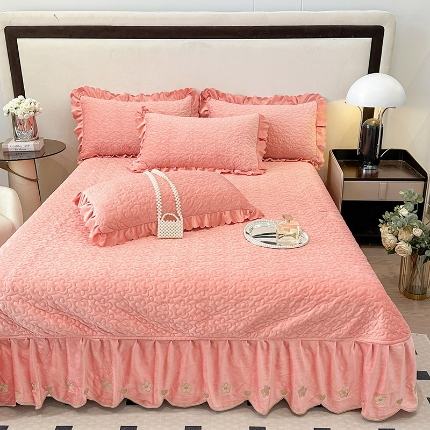 91家纺网 家纺一手货源 找家纺 （总）2025秋冬新款230g全消光牛奶绒夹棉单床盖纯色蕾丝花边刺绣床裙款床盖法莱绒婴儿绒金貂绒床盖