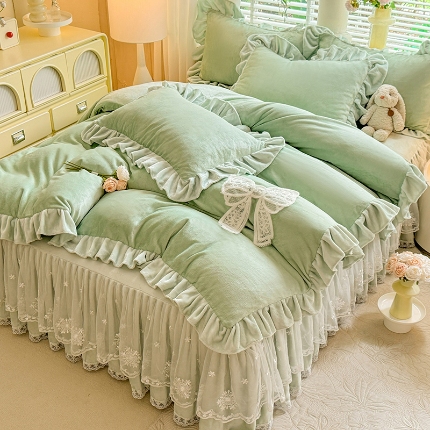 91家纺网 家纺一手货源 找家纺 （总）漫布云2025秋冬新品230g全消光韩版花边牛奶绒床裙款四件套刺绣蕾丝花边床罩款四件套