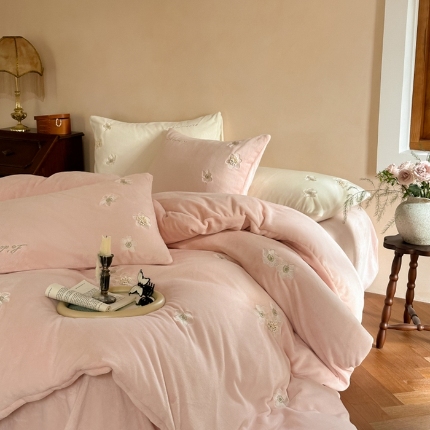 91家纺网 家纺一手货源 找家纺 初拾 2024新款230g牛奶绒法式高级四件套-缪斯女神 缪斯女神-奶油粉