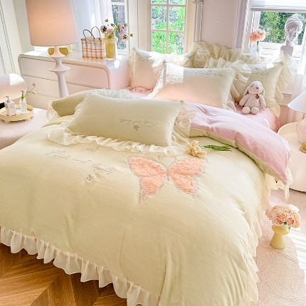 91家纺网 家纺一手货源 找家纺 （总）2025秋冬新款230g法式公主粉少女心牛奶绒四件套法莱绒金貂绒兔兔绒牛奶绒床裙款四件套蝴蝶花床盖款四件套