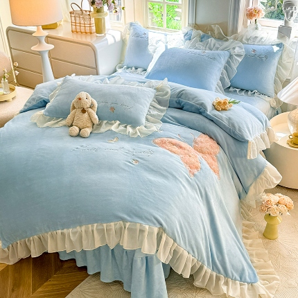 91家纺网 家纺一手货源 找家纺 （总）2025秋冬新款230g法式公主粉少女心牛奶绒四件套法莱绒金貂绒兔兔绒牛奶绒床裙款四件套蝴蝶花床盖款四件套