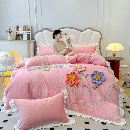 91家纺网 家纺一手货源 找家纺 9斤高端韩版少女心法式公主风贴布绣花牛奶绒四件套小清新绒兔毛绒法莱绒床盖被套丝绒兔毛绒法莱绒床盖被套 锦上添花-宾利蓝