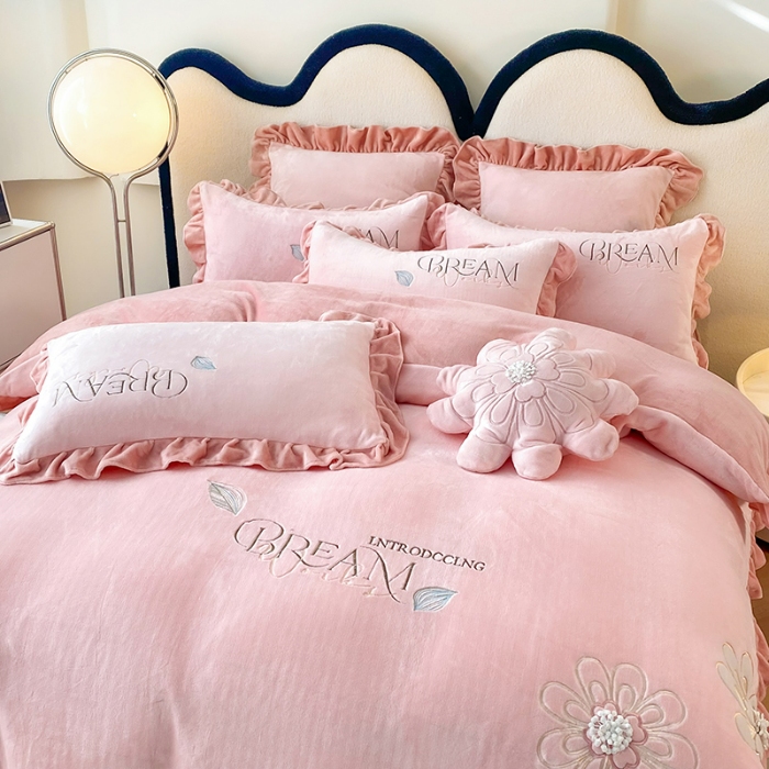 91家纺网 家纺一手货源 找家纺 9斤高端韩版少女心法式公主风贴布绣花牛奶绒四件套小清新绒兔毛绒法莱绒床盖被套丝绒兔毛绒法莱绒床盖被套 潘多拉-樱花粉