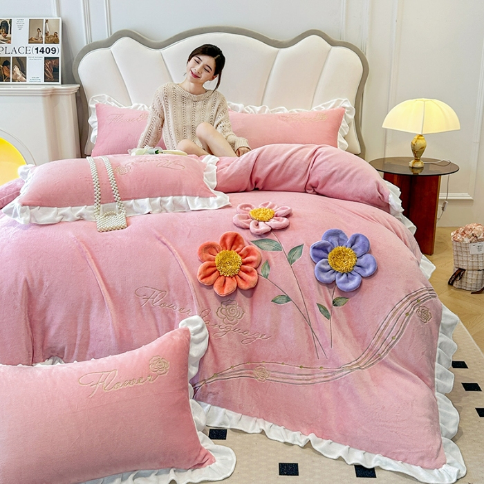 91家纺网 家纺一手货源 找家纺 9斤高端韩版少女心法式公主风贴布绣花牛奶绒四件套小清新绒兔毛绒法莱绒床盖被套丝绒兔毛绒法莱绒床盖被套 锦上添花-奶油粉