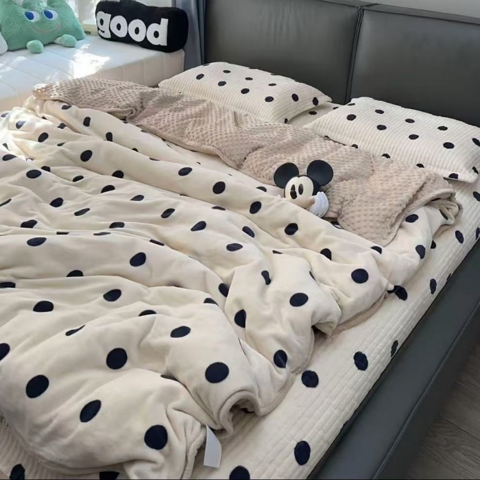 91家纺网 家纺一手货源 找家纺 （总）豆豆绒被罩款四件套 牛奶绒床盖三件套 冬季夹棉加绒床盖枕套