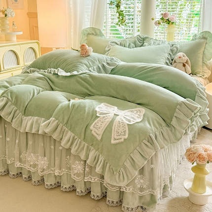 91家纺网 家纺一手货源 找家纺 （总）漫布云2025秋冬新品230g全消光韩版花边牛奶绒床裙款四件套刺绣蕾丝花边床罩款四件套