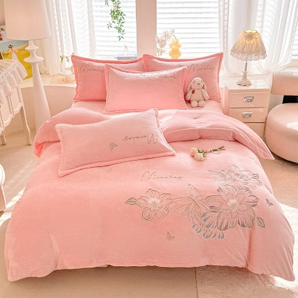 91家纺网 家纺一手货源 找家纺 （总）漫布云2025大版花卉牛奶绒四件套小香风高克重加厚兔毛绒240g牛奶绒工艺款刺绣花四件套婴儿宝宝兔兔绒法莱金貂绒刺绣花四件套