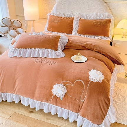 91家纺网 家纺一手货源 找家纺 （总）2025秋冬新款230g法式公主粉少女心牛奶绒四件套法莱绒金貂绒兔兔绒牛奶绒床裙款四件套蝴蝶花床盖款四件套