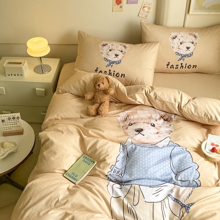 91家纺网 家纺一手货源 找家纺 （总）经年 2025新款 专版花型 40S-13372大版全棉卡通四件套-小熊比尔