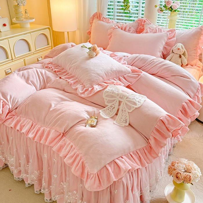 91家纺网 家纺一手货源 找家纺 2025秋冬新款230g全消光牛奶绒床裙款四件套纯色蕾丝花边刺绣蕾丝床裙款床盖款法式蕾丝公主粉奶油风四件套 甜心--樱花粉
