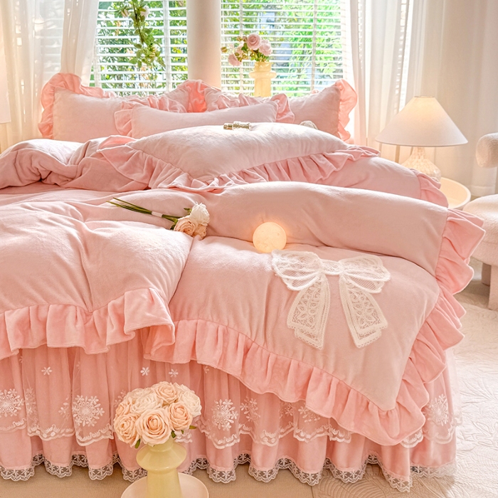 91家纺网 家纺一手货源 找家纺 2025秋冬新款230g全消光牛奶绒床裙款四件套纯色蕾丝花边刺绣蕾丝床裙款床盖款法式蕾丝公主粉奶油风四件套 甜心--樱花粉