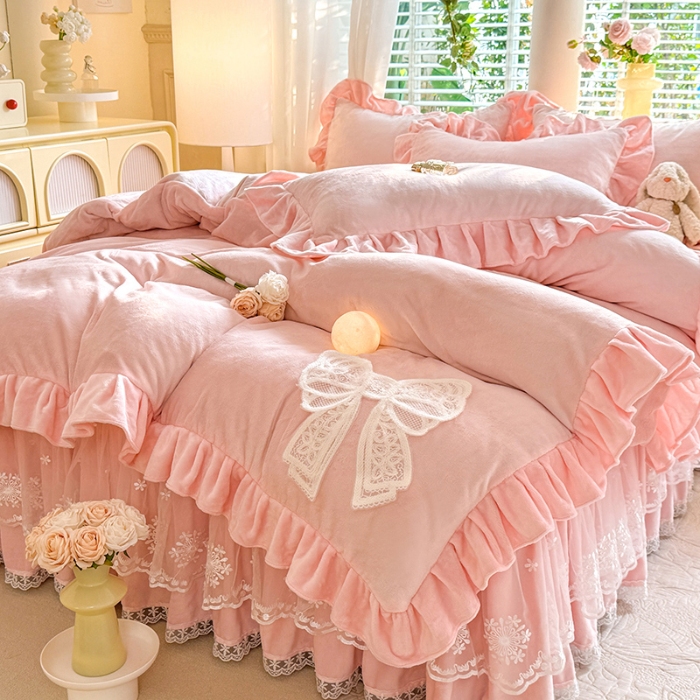 91家纺网 家纺一手货源 找家纺 2025秋冬新款230g全消光牛奶绒床裙款四件套纯色蕾丝花边刺绣蕾丝床裙款床盖款法式蕾丝公主粉奶油风四件套 甜心--樱花粉