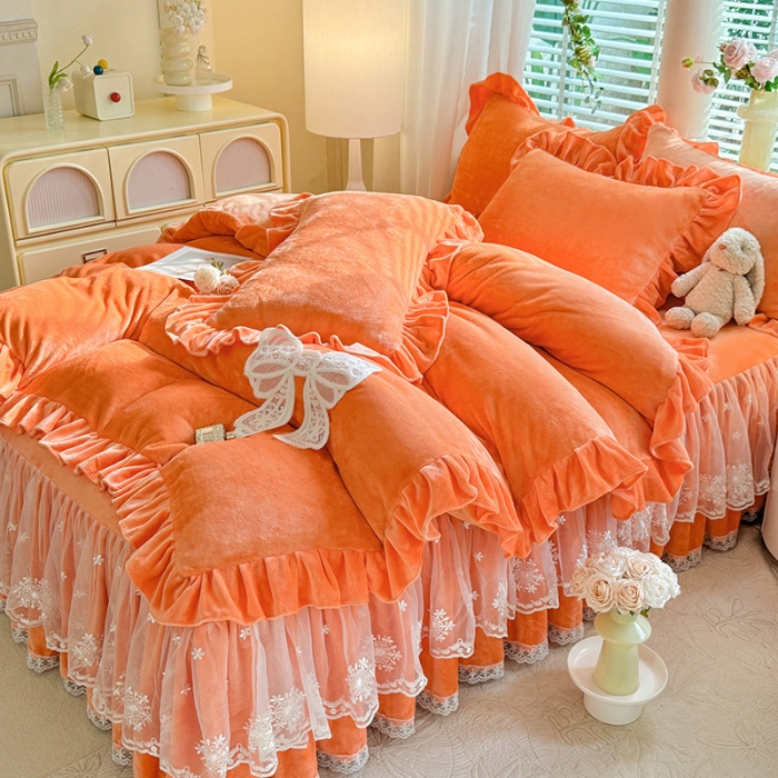91家纺网 家纺一手货源 找家纺 2025秋冬新款230g全消光牛奶绒床裙款四件套纯色蕾丝花边刺绣蕾丝床裙款床盖款法式蕾丝公主粉奶油风四件套 甜心--艾玛橙 