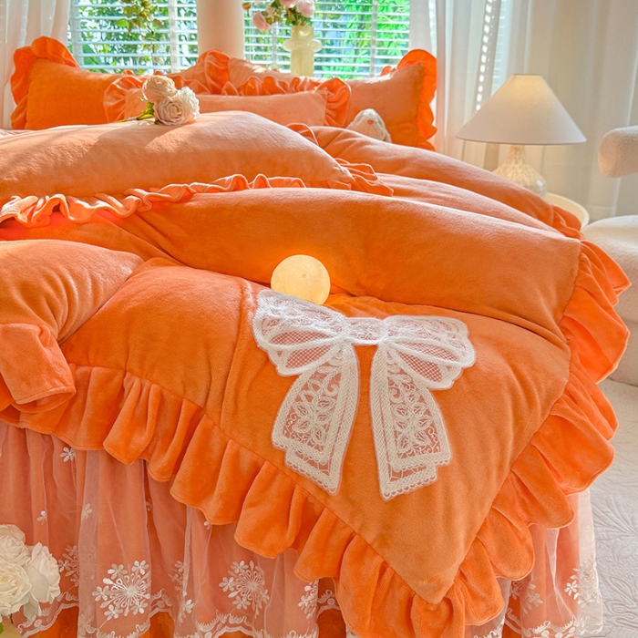 91家纺网 家纺一手货源 找家纺 2025秋冬新款230g全消光牛奶绒床裙款四件套纯色蕾丝花边刺绣蕾丝床裙款床盖款法式蕾丝公主粉奶油风四件套 甜心--艾玛橙 