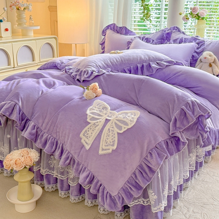 91家纺网 家纺一手货源 找家纺 2025秋冬新款230g全消光牛奶绒床裙款四件套纯色蕾丝花边刺绣蕾丝床裙款床盖款法式蕾丝公主粉奶油风四件套 甜心--梦幻紫