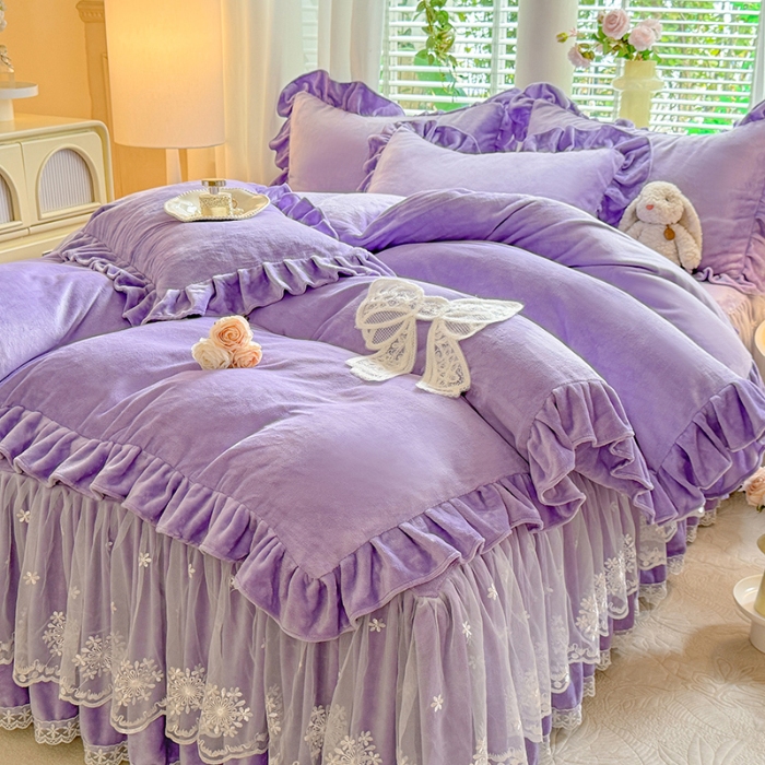 91家纺网 家纺一手货源 找家纺 2025秋冬新款230g全消光牛奶绒床裙款四件套纯色蕾丝花边刺绣蕾丝床裙款床盖款法式蕾丝公主粉奶油风四件套 甜心--梦幻紫