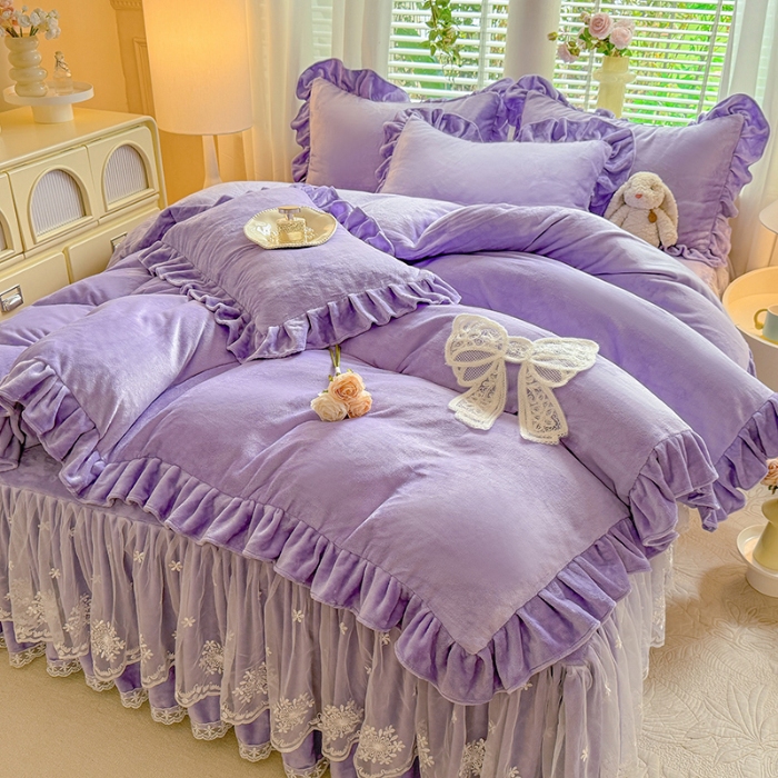 91家纺网 家纺一手货源 找家纺 2025秋冬新款230g全消光牛奶绒床裙款四件套纯色蕾丝花边刺绣蕾丝床裙款床盖款法式蕾丝公主粉奶油风四件套 甜心--梦幻紫