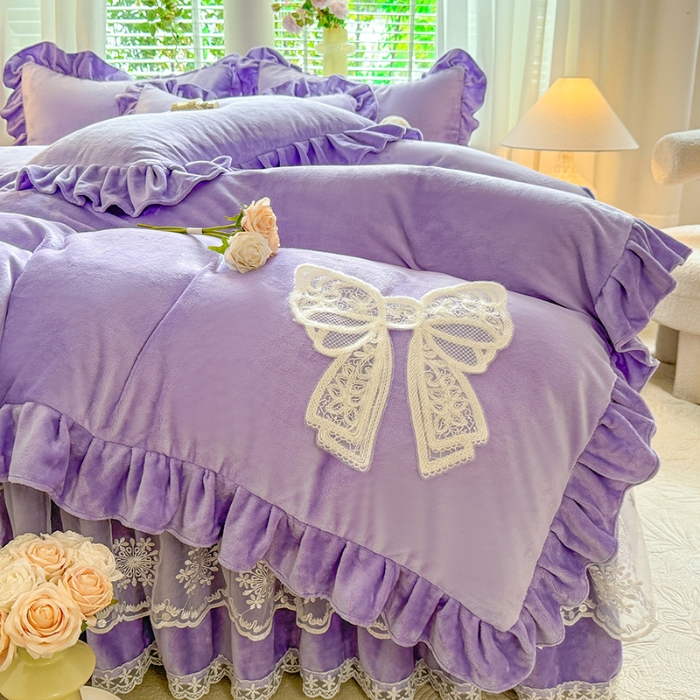 91家纺网 家纺一手货源 找家纺 2025秋冬新款230g全消光牛奶绒床裙款四件套纯色蕾丝花边刺绣蕾丝床裙款床盖款法式蕾丝公主粉奶油风四件套 甜心--梦幻紫