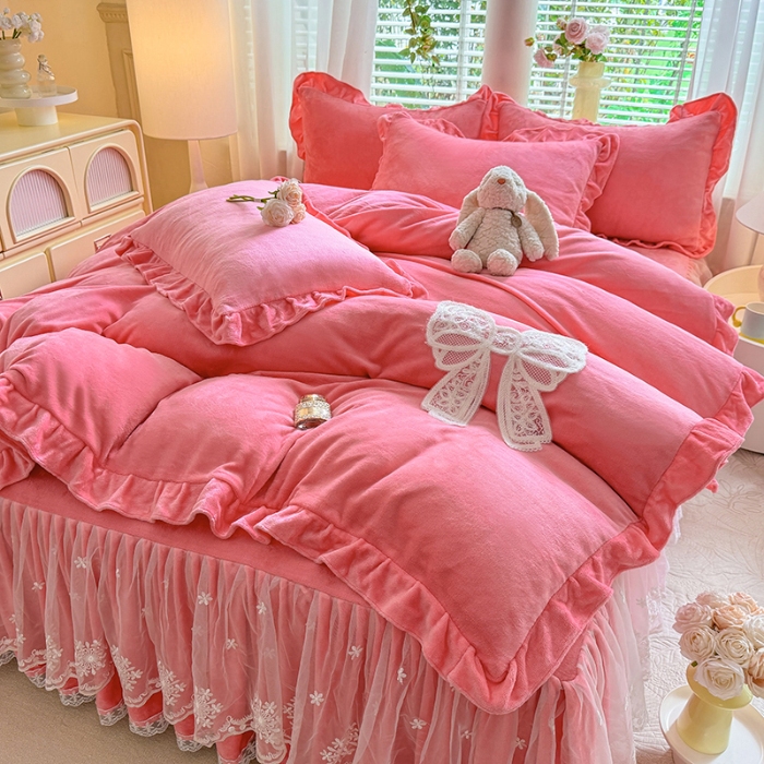 91家纺网 家纺一手货源 找家纺 2025秋冬新款230g全消光牛奶绒床裙款四件套纯色蕾丝花边刺绣蕾丝床裙款床盖款法式蕾丝公主粉奶油风四件套 甜心--豆沙红