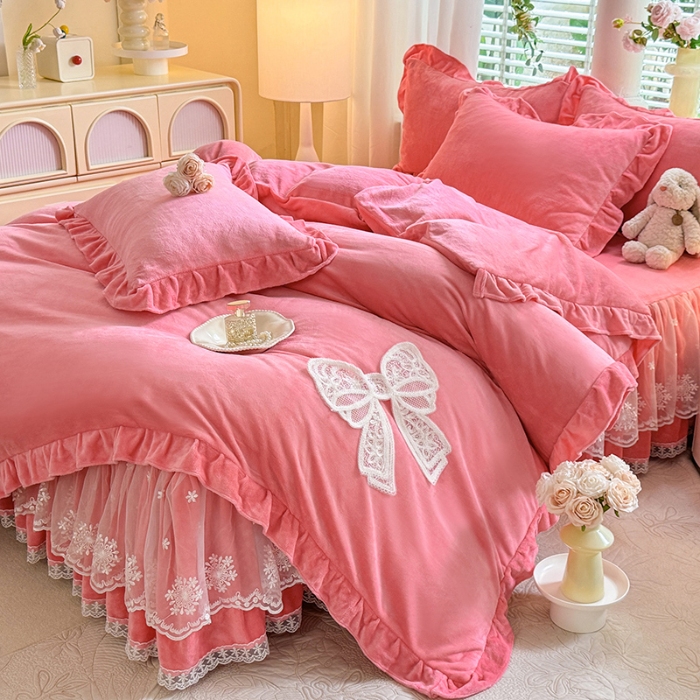 91家纺网 家纺一手货源 找家纺 2025秋冬新款230g全消光牛奶绒床裙款四件套纯色蕾丝花边刺绣蕾丝床裙款床盖款法式蕾丝公主粉奶油风四件套 甜心--豆沙红