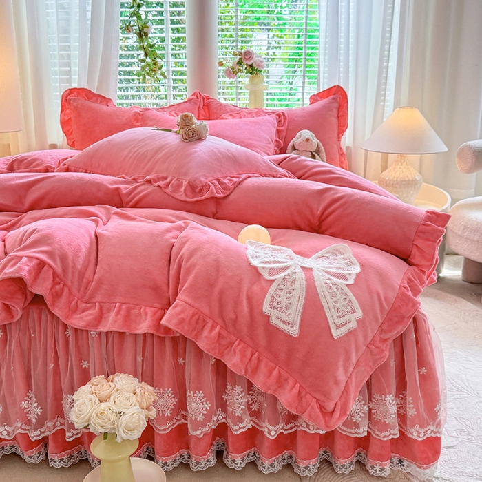 91家纺网 家纺一手货源 找家纺 2025秋冬新款230g全消光牛奶绒床裙款四件套纯色蕾丝花边刺绣蕾丝床裙款床盖款法式蕾丝公主粉奶油风四件套 甜心--豆沙红