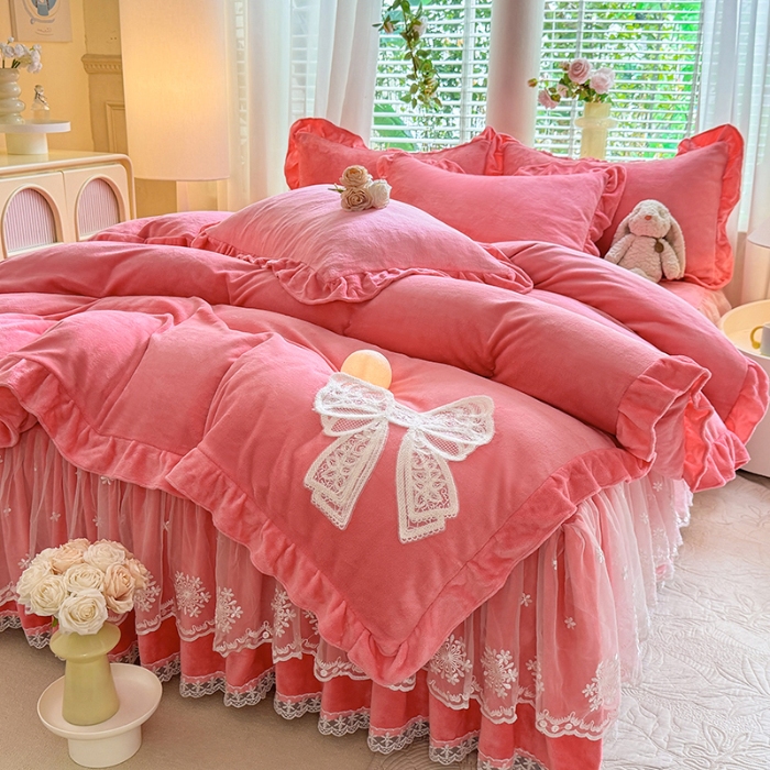 91家纺网 家纺一手货源 找家纺 2025秋冬新款230g全消光牛奶绒床裙款四件套纯色蕾丝花边刺绣蕾丝床裙款床盖款法式蕾丝公主粉奶油风四件套 甜心--豆沙红