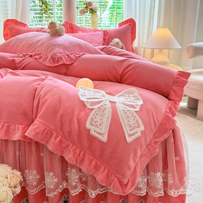 91家纺网 家纺一手货源 找家纺 2025秋冬新款230g全消光牛奶绒床裙款四件套纯色蕾丝花边刺绣蕾丝床裙款床盖款法式蕾丝公主粉奶油风四件套 甜心--豆沙红