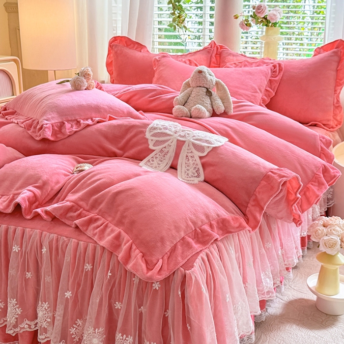 91家纺网 家纺一手货源 找家纺 2025秋冬新款230g全消光牛奶绒床裙款四件套纯色蕾丝花边刺绣蕾丝床裙款床盖款法式蕾丝公主粉奶油风四件套 甜心--豆沙红